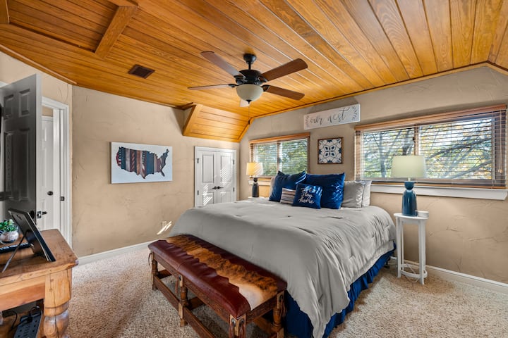 חדר שינה ראשי | חלל שקט עם מיטת קינג סייז ופרטי עץ חמים