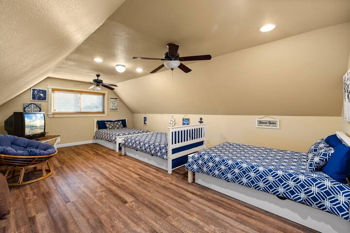 לופט עם מיטות קומתיים | אזור שינה מרווח עם מספר מיטות, מושלם למשפחות או לקבוצות