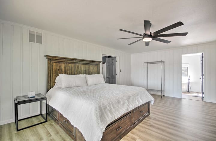 חדר שינה ראשי | חדר מודרני ונעים עם מיטת קינג סייז