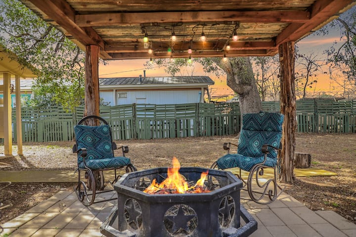 New! 2 Blocks From Dt + Fenced Yard, Fast Wifi! - フレデリックスバーグ, TX