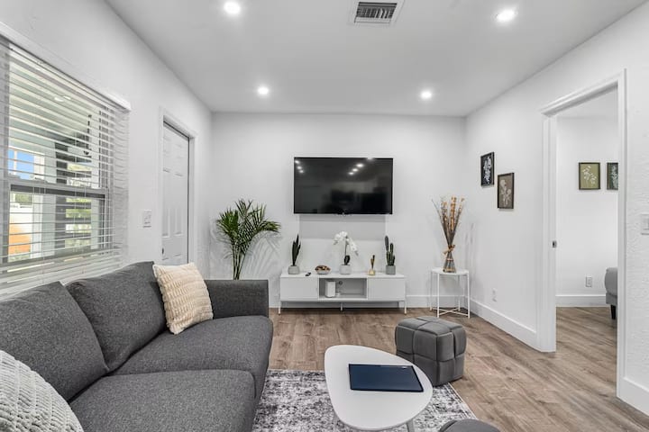 Charming North Miami Home With Private Yard - North Miami, FL