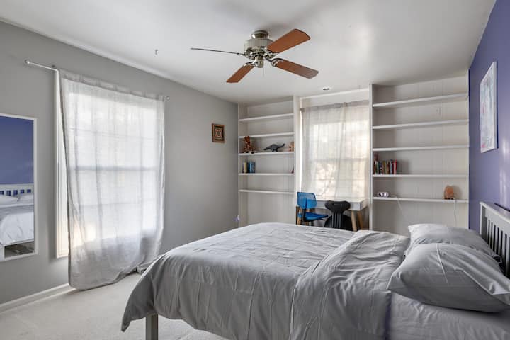 Chumba cha kulala cha 2 kina dawati, kitanda cha watu wawili na kitanda cha kuvuta.