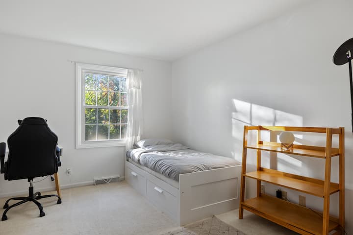 Chumba cha kulala cha 3 kina kitanda cha mtu mmoja na kitanda cha ziada cha mtu mmoja chini yake.