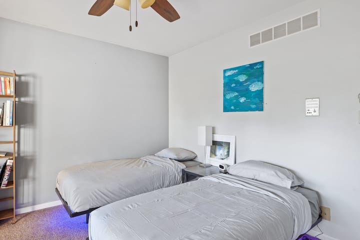 Chumba cha kulala cha 4 kina vitanda viwili vya mtu mmoja ambavyo vinaweza kuunganishwa ili kutengeneza kitanda cha watu wawili ikiwa itahitajika.