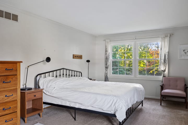 Chumba kikuu cha kulala chenye bafu kamili lililounganishwa.