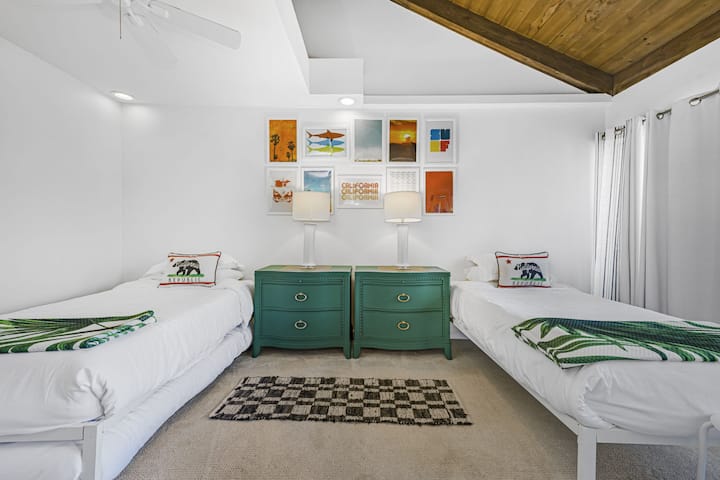 Dvojlôžková spálňa s vysúvacou posteľou (môže byť tiež premenená na posteľ veľkosti King)