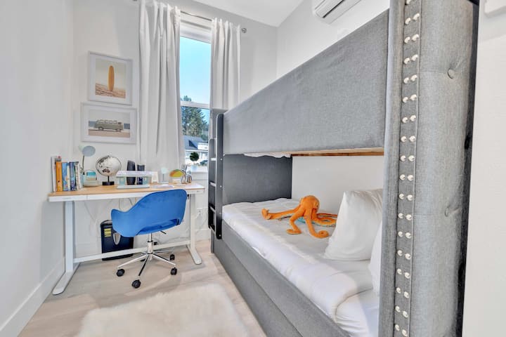 灵活的睡眠安排和功能！ 这间客房配备优质的双层床和明亮的书桌区域，采光和景观都很好。