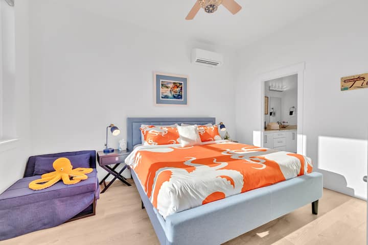 这间明亮的主卧室配有舒适的特大号床和俏皮的海滨装饰，让您安然入睡。