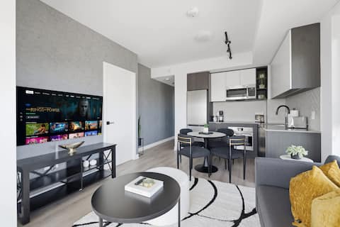 Popular Airbnb listing: Sky-High 2BR Condo | Panoramic Windows w/ Parking! in Etobicoke—Lakeshore