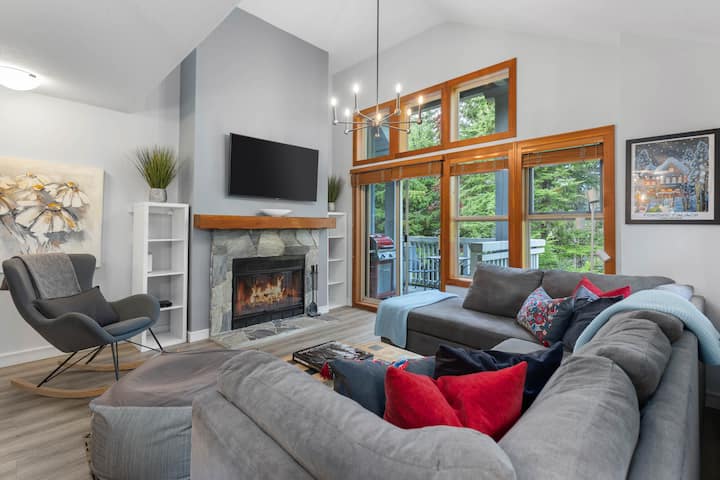 Cozy Townhouse W/ Hot Tub & A/c - Whistler