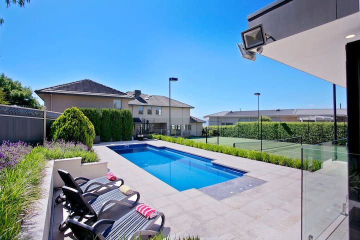 Vue de la Mer | Luxe Retreat: Tennis, Pool & Views