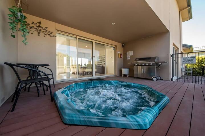 Vue de la Mer | Luxe Retreat: Tennis, Pool & Views gallery image 5