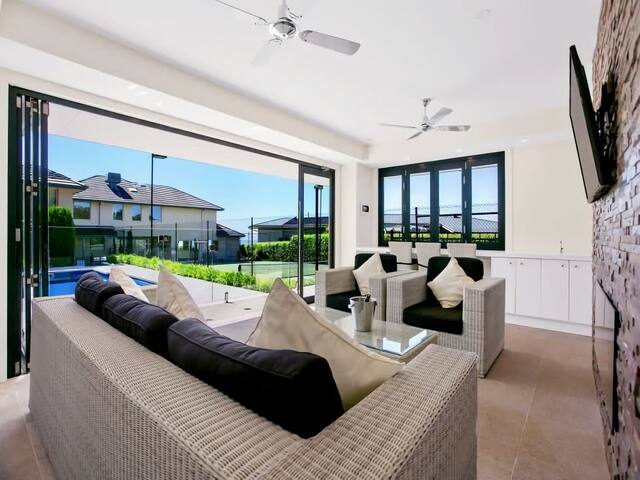 Vue de la Mer | Luxe Retreat: Tennis, Pool & Views gallery image 4