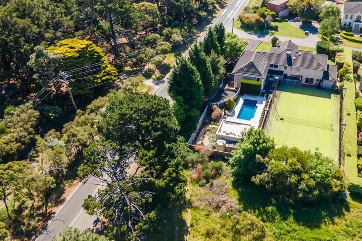 Vue de la Mer | Luxe Retreat: Tennis, Pool & Views gallery image 2