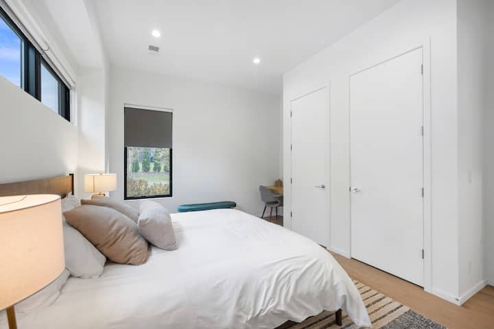 Chumba cha Serene main floor king suite chenye beseni la spa