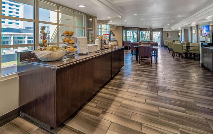 1 King Bed | La Quinta Anaheim | Free Breakfast - Anaheim
