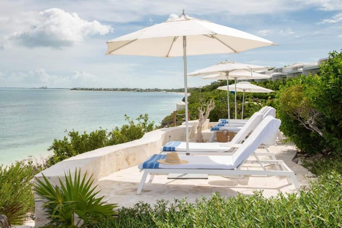 Sunlit Oceanfront Room—Ideal for Romantic Retreat