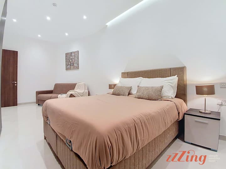 ห้องนอนขนาดใหญ่พร้อมโซฟา