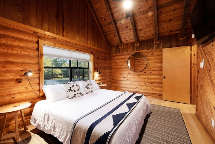 Despiértese en esta tranquila habitación de la planta alta, con su cálido encanto y sus paneles de madera, donde las mañanas apacibles y las noches acogedoras se sienten como en casa en el corazón de Hill Country.