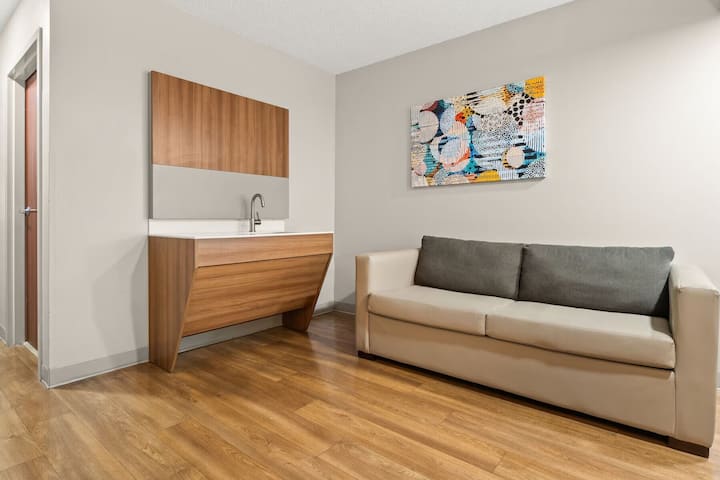 King Suite | Microtel Salisbury | Free Breakfast - Salisbury, MD