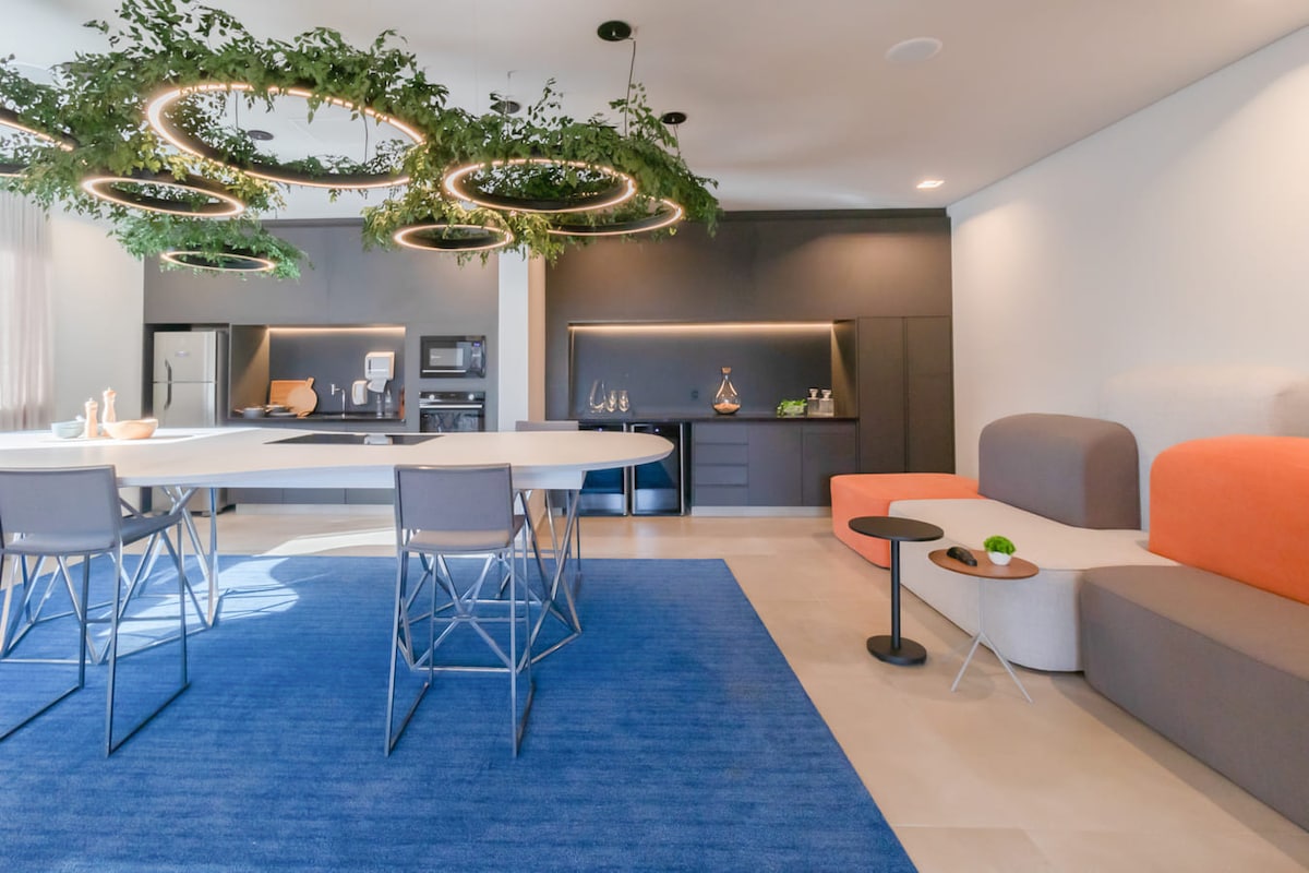 Sophisticated studio with balcony and pool in SP - Airbnb