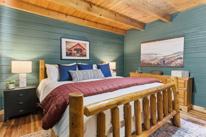 Одморете се во оваа модерна спална соба со чаршафи од органски памук и заедничка бања.