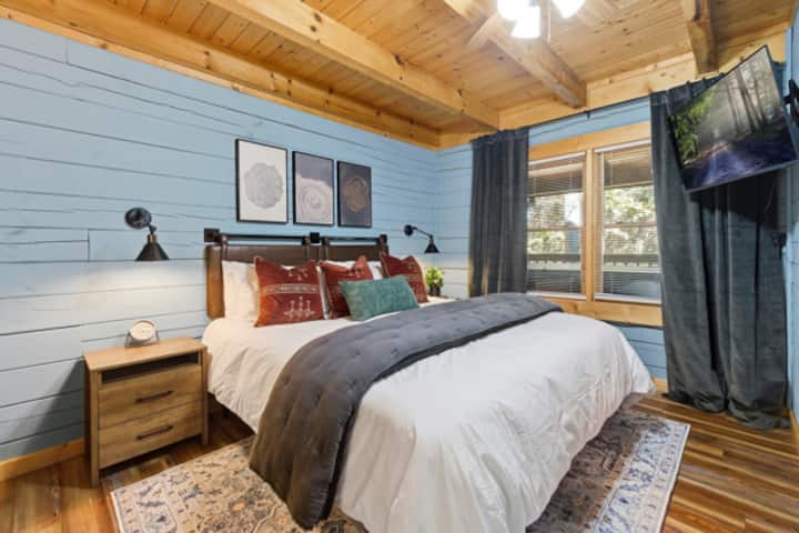 Уживајте во удобноста на мирната спална соба каде што меката постелнина и топлите текстури создаваат совршен простор за опуштање, полнење со енергија и будење освежени за вашата авантура на Смоуки Маунтин.