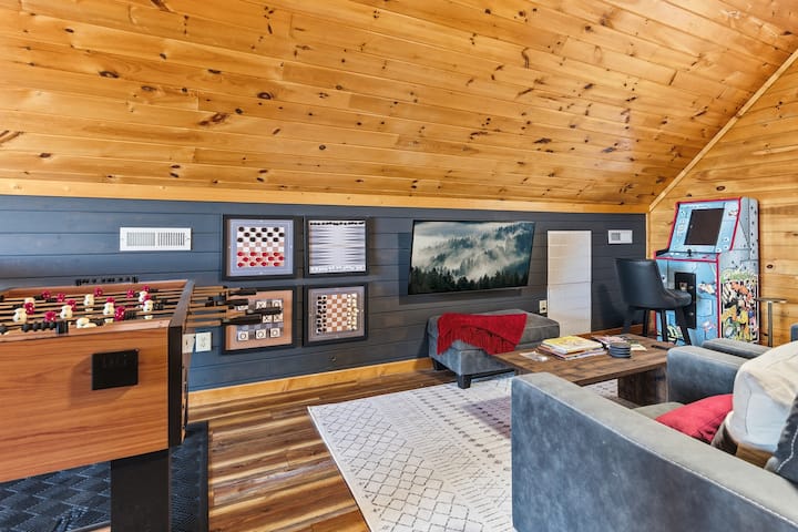 Поткровје со нов паметен телевизор, игри на табла, маса за фудбал и аркадна машина со над 50 класични аркадни игри