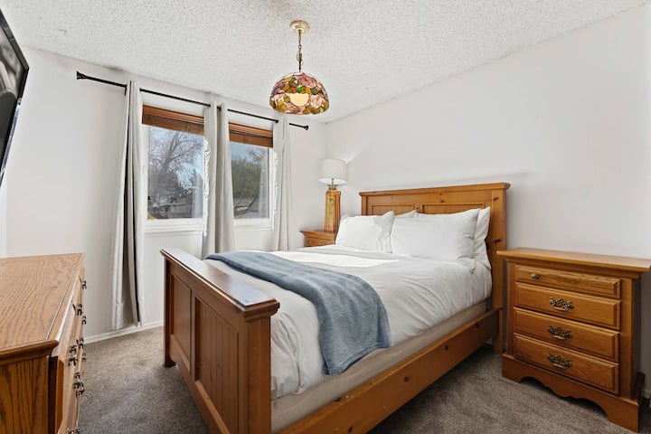 舒适的卧室，空间充足，便利设施周到。