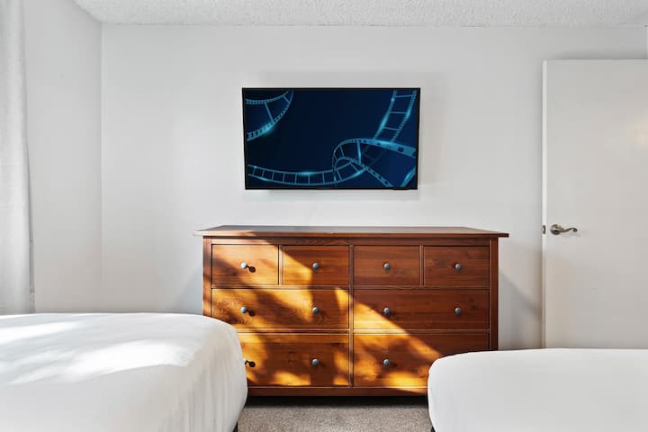 卧室舒适，配有电视，让您在夜晚放松身心。