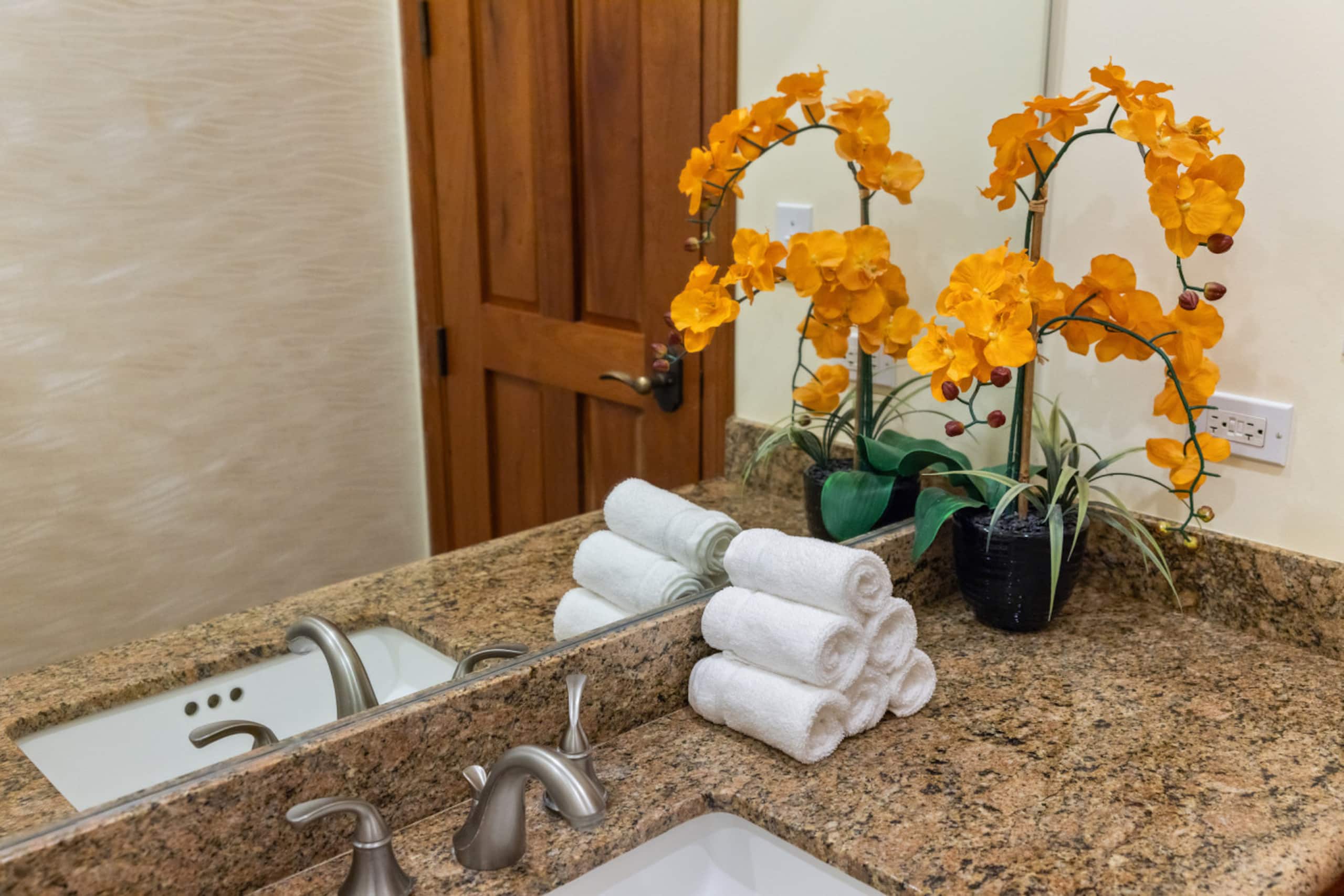Hotel in Honolulu · ★5.0 · 2 bedrooms · 5 beds · 2.5 private baths - Image 35