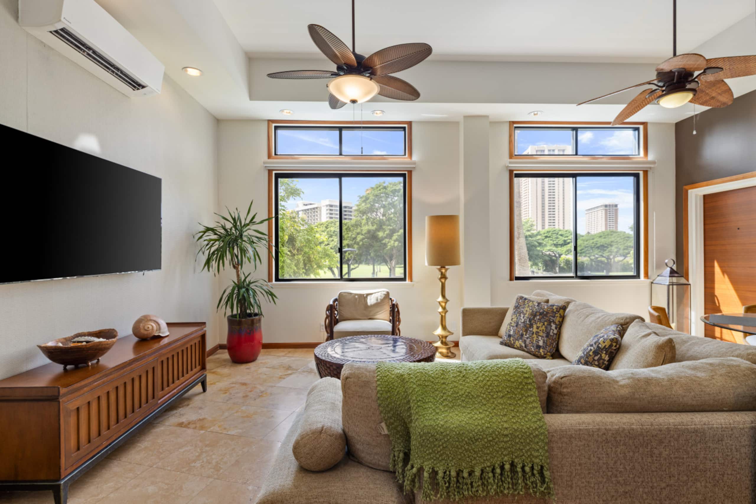 Hotel in Honolulu · ★5.0 · 2 bedrooms · 5 beds · 2.5 private baths - Image 4