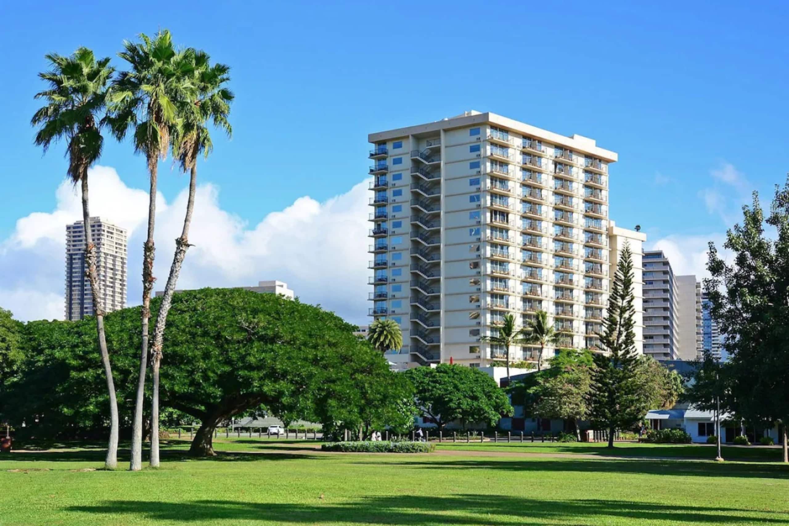 Hotel in Honolulu · ★5.0 · 2 bedrooms · 5 beds · 2.5 private baths - Image 40