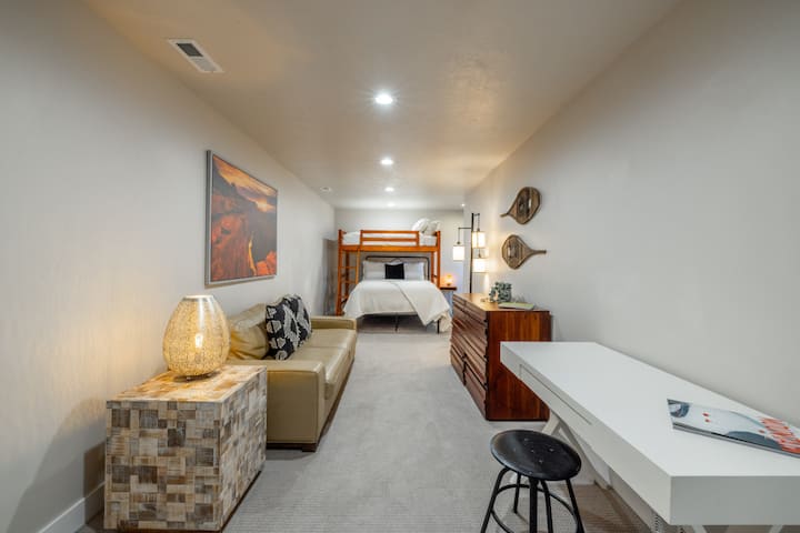 غرفة سرير طابقين واسعة مع مقاعد إضافية ومكتب وإضاءة مريحة 