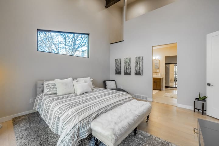 خطوط نظيفة، وأغطية فاخرة، ونوافذ بإطلالة على الغابة