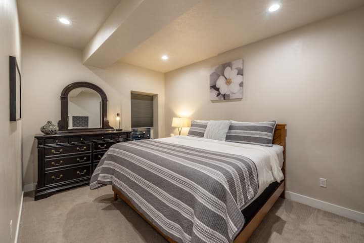 غرفة نوم واسعة مع إضاءة مريحة والكثير من التخزين لإقامتك.