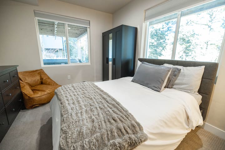 استمتع بقراءة كتاب بجوار النافذة في غرفة النوم المشرقة والجذابة هذه.