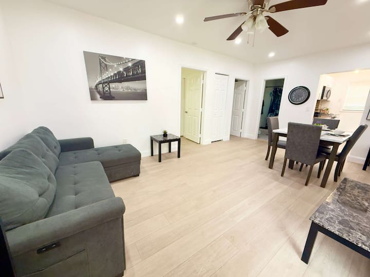 The Yellow Wave: 2br By Hollywood Beach, Sleeps 6 - Hollywood, FL
