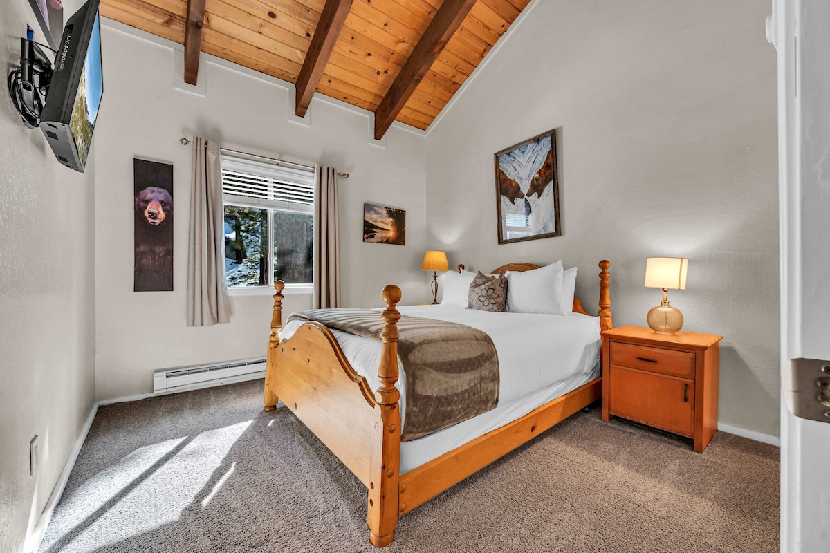 Spálňa 4: menšia manželská posteľ, horné poschodie, Smart TV, komoda, šatník