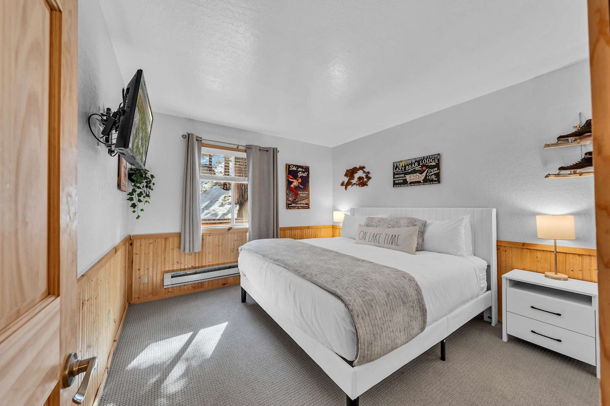 Spálňa 2: veľká manželská posteľ, hlavné poschodie, Smart TV, komoda, šatník