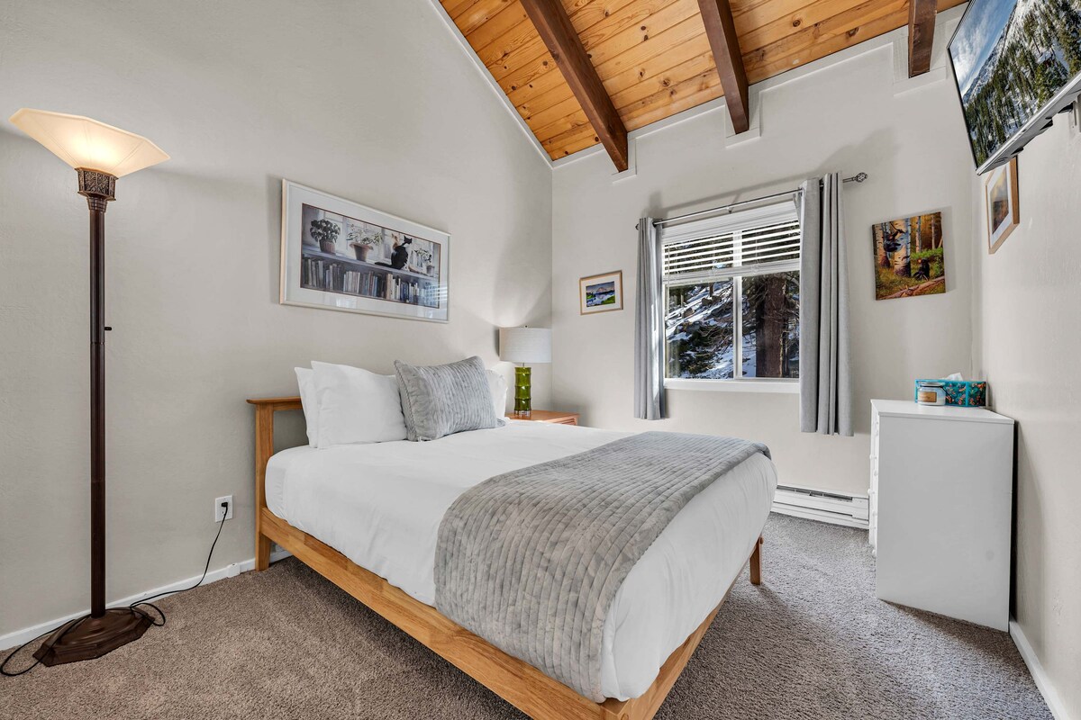 Spálňa 3: manželská posteľ Queen, horné poschodie, inteligentný televízor, komoda, šatník