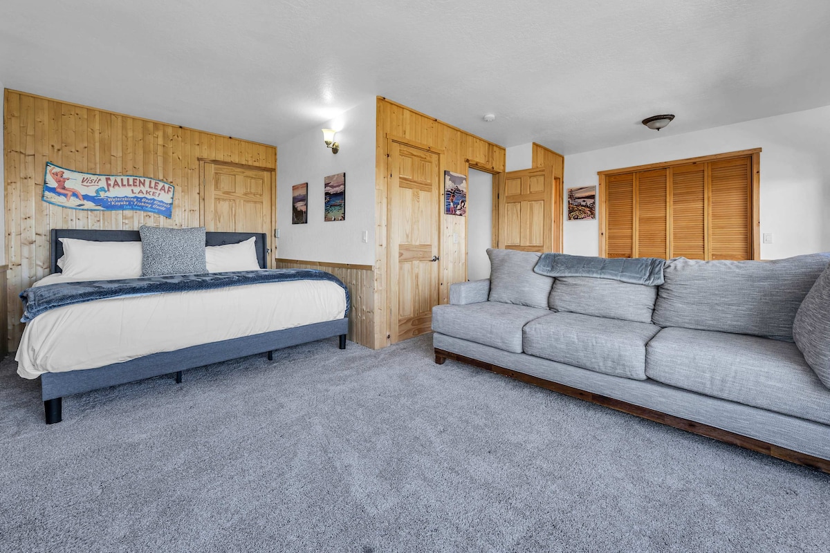 Spálňa 1: veľká manželská posteľ, nižšie poschodie, Smart TV, pohovka, komoda, šatník, vlastná kúpeľňa