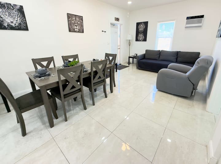 2br Apartment | Walk To Beach & Restaurants! - Dania Beach, FL