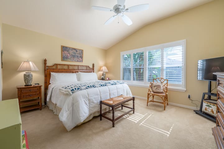 Glavna spavaća soba – veliki bračni krevet – TV ravnog ekrana, veliki ormar i privatna kupaonica