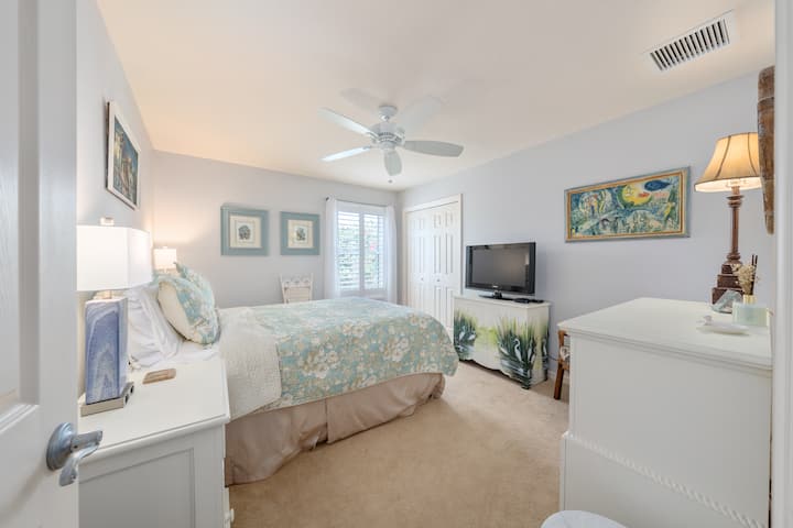 Spavaća soba za goste br. 2 – bračni krevet (širine 150 – 179 cm) – TV s ravnim zaslonom