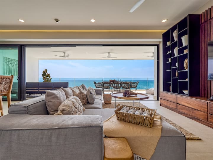 Panoramic Bay Views, 2 Pools & Luxe Amenities