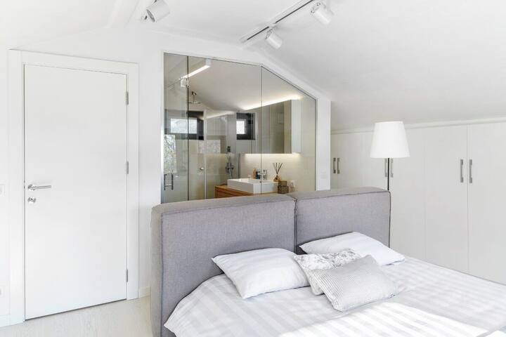 Luxury Modern Oasis Villa w/ Private Garden! #25 gallery image 5