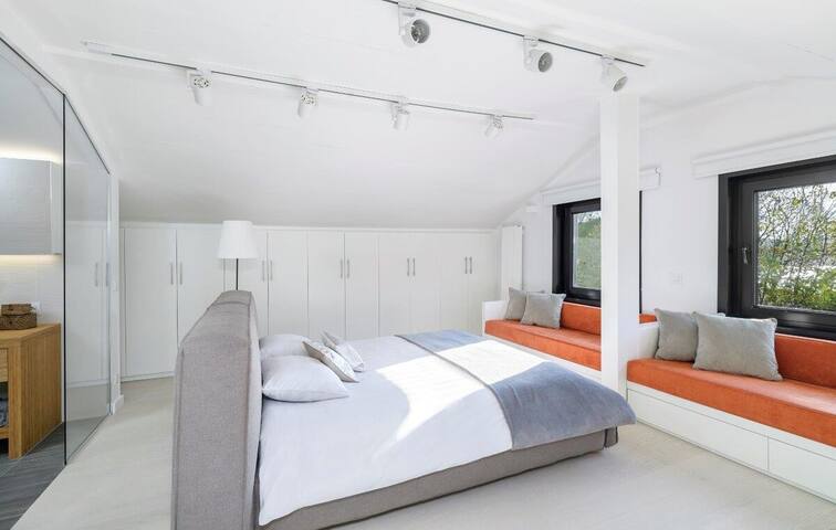 Luxury Modern Oasis Villa w/ Private Garden! #25 gallery image 4