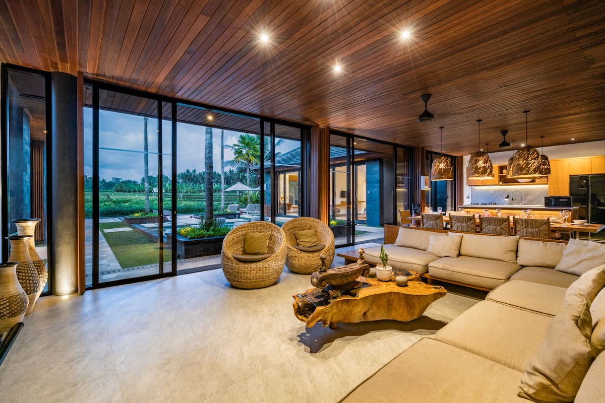 Villa in Tampaksiring · ★4.91 · 5 bedrooms · 7 beds · 5.5 baths, comparabile Airbnb
