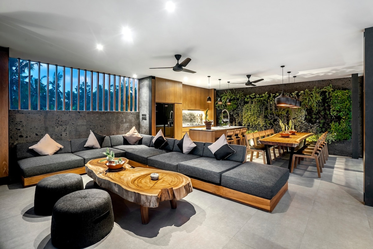 Villa in Tampaksiring · ★4.77 · 5 bedrooms · 5 beds · 5 baths, comparabile Airbnb